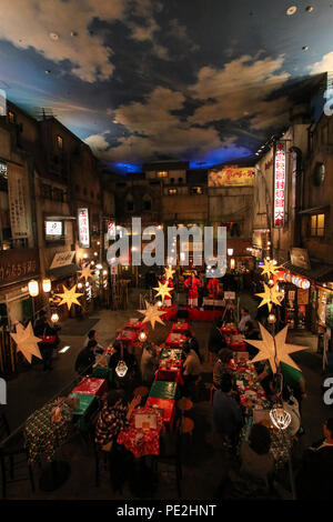 Il ristorante interno corte di Shin-Yokohama Ramen Museum, un alimento-parco divertimenti a tema. Okinawa tradizionale musica viene eseguita. Foto Stock