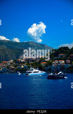 Yachts e palazzi lungo la costa della magnifica Cap Ferrat sulla Costa Azzurra, Francia Foto Stock