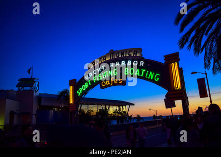 Il molo di Santa Monica segno acceso fino al tramonto a Santa Monica, California Foto Stock