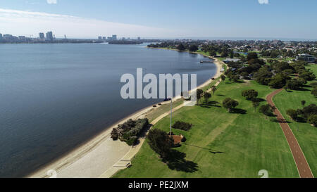 Vista aerea del South Perth Western Australia lungo le rive del fiume Swan mostra un parco, spiaggia e cycleway Foto Stock