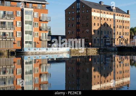 Barche ormeggiate nel bacino principale di Gloucester Docks Foto Stock