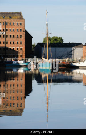 Barche ormeggiate nel bacino principale di Gloucester Docks Foto Stock