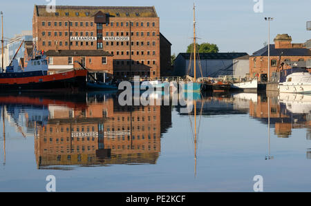 Barche ormeggiate nel bacino principale di Gloucester Docks Foto Stock