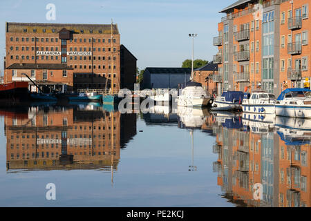 Barche ormeggiate nel bacino principale di Gloucester Docks Foto Stock