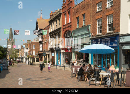 La gente camminare e seduto fuori cafe, centro città, Westgate St, Gloucester, England, Regno Unito Foto Stock