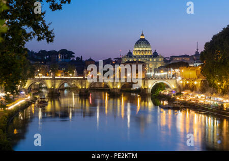 Roma di notte. Vista sul fiume Tevere sul Vaticano e la cupola della Basilica di San Pietro Foto Stock