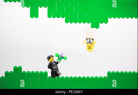 Un Lego per lo sposo con fiori in seppia con cuore personalizzato bokeh di  fondo Foto stock - Alamy