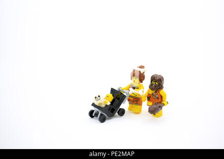 Hong Kong/Cina, 5 Luglio 2018: Studio shot di Lego persone, mietitrebbia da un insieme diverso di Hong Kong.Legos sono una famosa linea di costruzione plastica toy Foto Stock