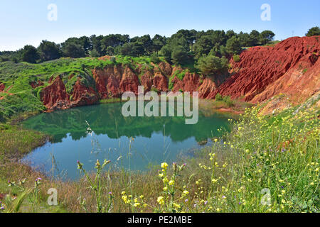 L'Italia, Otranto, laghetto dell'antica cava di bauxite. Visualizza i dettagli di e Foto Stock