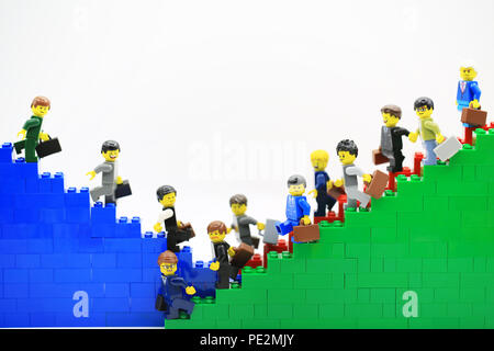 Hong Kong/Cina, 5 Luglio 2018: Studio shot di Lego persone, mietitrebbia da un insieme diverso di Hong Kong.Legos sono una famosa linea di costruzione plastica toy Foto Stock