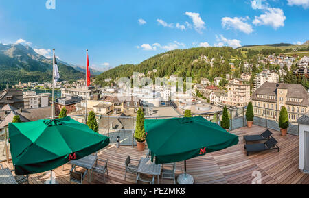 Terrazza sul tetto vista su St.Moritz, Engadin, Graubuenden, Svizzera Foto Stock
