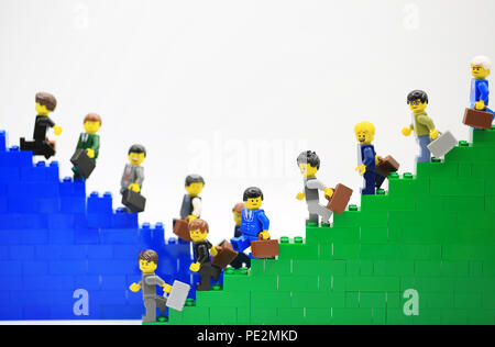 Hong Kong/Cina, 5 Luglio 2018: Studio shot di Lego persone, mietitrebbia da un insieme diverso di Hong Kong.Legos sono una famosa linea di costruzione plastica toy Foto Stock