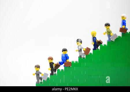 Hong Kong/Cina, 5 Luglio 2018: Studio shot di Lego persone, mietitrebbia da un insieme diverso di Hong Kong.Legos sono una famosa linea di costruzione plastica toy Foto Stock