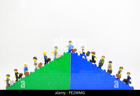 Hong Kong/Cina, 5 Luglio 2018: Studio shot di Lego persone, mietitrebbia da un insieme diverso di Hong Kong.Legos sono una famosa linea di costruzione plastica toy Foto Stock