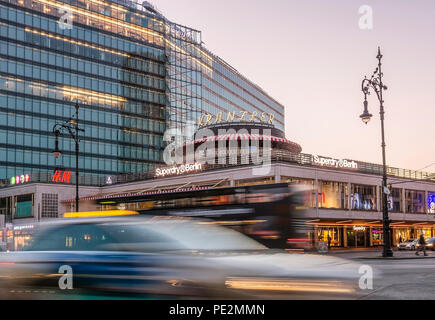 Kurfuerstendamm Berlino, di fronte al Cafe Kranzler all'alba, in Germania Foto Stock