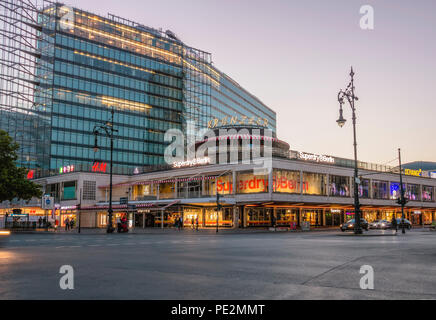 Kurfuerstendamm Berlino, di fronte al Cafe Kranzler all'alba, in Germania Foto Stock