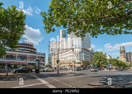 Kurfuerstendamm Berlino di fronte al Cafe Kranzler, Germania Foto Stock