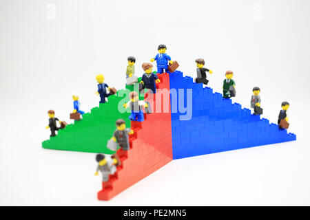 Hong Kong/Cina, 5 Luglio 2018: Studio shot di Lego persone, mietitrebbia da un insieme diverso di Hong Kong.Legos sono una famosa linea di costruzione plastica toy Foto Stock
