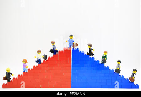 Hong Kong/Cina, 5 Luglio 2018: Studio shot di Lego persone, mietitrebbia da un insieme diverso di Hong Kong.Legos sono una famosa linea di costruzione plastica toy Foto Stock