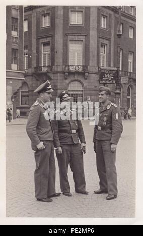 Immagine da l'album fotografico di Oberfeldwebel Karl Gendner di 1. Staffel, Kampfgeschwader 40: Oberfeldwebel Karl Gendner (al centro) con Oberfeldwebel Karl Bock (sinistra) e Feldwebel Wilhelm Müller (destra) 1./KG 40, a lasciare ad Amsterdam nel settembre 1941. Tutti e tre sono stati persi insieme in FW 200 C-3/U4 Werk Nr. 0086 F8+IH oltre l'Atlantico il 19 dicembre 1941, che è stato abbattuto da Martlets di 802 Squadrone flying off HMS Audacity. Foto Stock