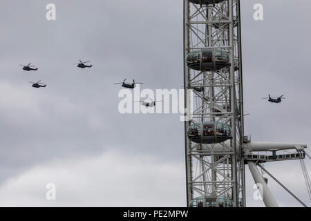 Una formazione di Chinook Helicoptors volare oltre la London Eye per la RAF100 anniversario Foto Stock