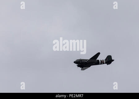 Un Douglas C-47 Skytrain aeromobili battenti di overhead per la RAF100 anniversario Foto Stock