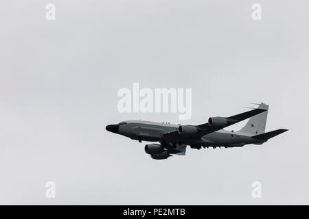 Un RC-135W rivetto RAF comune di sorveglianza elettronica aeromobili battenti per la RAF100 flypast su Londra. Foto Stock