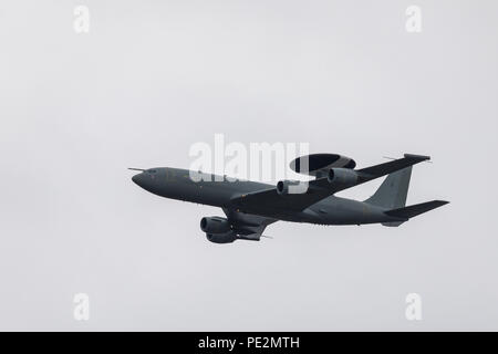 Un Boeing E-3 Sentry AWACS aereo sopra di Londra per la RAF100 anniversario Foto Stock