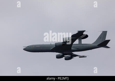 Un Boeing E-3 Sentry AWACS aereo sopra di Londra per la RAF100 anniversario Foto Stock