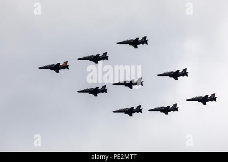 Nove Royal Air Force BAE Systems Hawk T aeromobili battenti in formazione su Londra per la RAF100 anniversario flypast Foto Stock