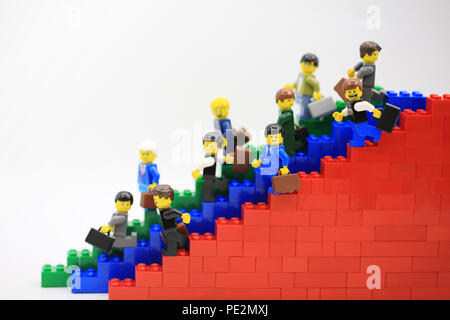 Hong Kong/Cina, 5 Luglio 2018: Studio shot di Lego persone, mietitrebbia da un insieme diverso di Hong Kong.Legos sono una famosa linea di costruzione plastica toy Foto Stock
