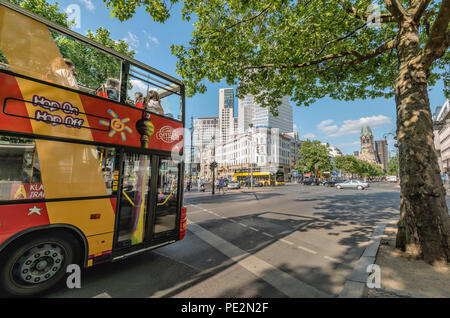 Kurfuerstendamm Berlino di fronte al Cafe Kranzler, Germania Foto Stock