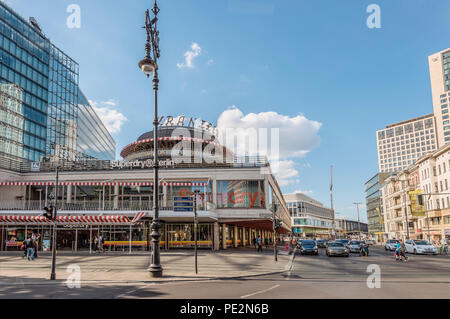 Kurfuerstendamm Berlino di fronte al Cafe Kranzler, Germania Foto Stock