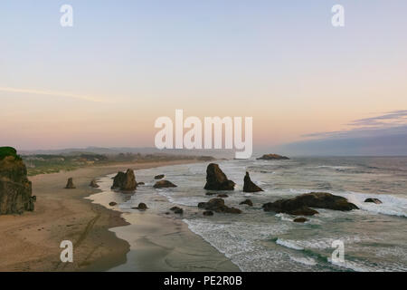 Bandon spiaggia al tramonto o al tramonto con il mare di pile dalla faccia Rock Viewpoint, Oregon Coast scenario, noi route 101, O STATI UNITI D'AMERICA. Foto Stock