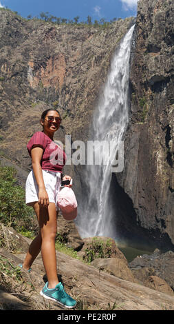 Il Wallaman cade, il più alto, permanente, singola gocciolina cascata in Australia, è parte dell'UNESCO Wet Tropics Area del Patrimonio Mondiale nel Queensland Foto Stock