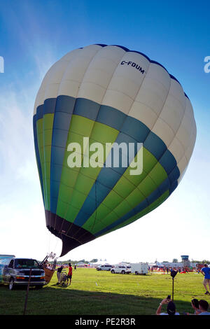 St-Jean-sur-Richelieu,Canada,11 August, 2018. In mongolfiera si prepara per il lift-off.Credit:Mario Beauregard/Alamy Live News Foto Stock