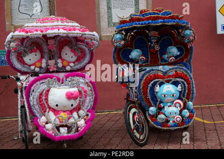 Ciccamente Rickshaws a malacca - decorato con colorata arte dei fiori Foto Stock