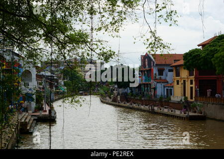 Fiume Malacca dopo le piogge catturato con foglie Foto Stock