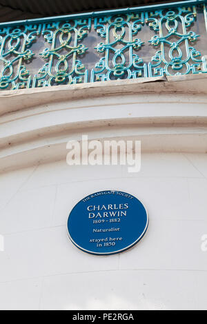 Targa blu, 'Charles Darwin, naturalista, abbiamo alloggiato qui nel 1850', 8 Paragon, Ramsgate Kent, Regno Unito Foto Stock