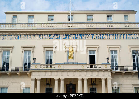 Vista anteriore dell'Ateneo edificio Club , Pall Mall, a Londra con la statua d'oro Foto Stock