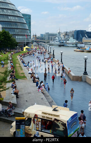 Vista del municipio sul Fiume Tamigi a tempo del pranzo con i lavoratori della città e turisti con gelato van sul giorno di estate Foto Stock