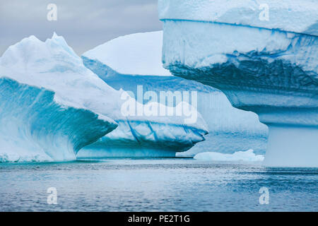 Blu iceberg paesaggio, di ghiaccio in Antartide, bella natura scenica Foto Stock