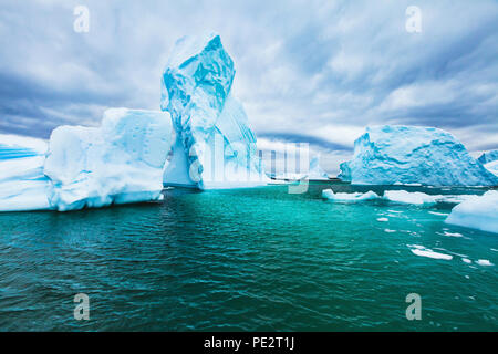 L'Antartide bellissimo paesaggio a freddo con gli iceberg, scenario epico, inverno antartico bellezza della natura Foto Stock