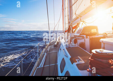 Barca a vela di lusso a vela in mare al tramonto, yacht cruise Foto Stock