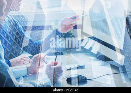 Business e innovazione tecnologica, brainstorming o il concetto di collaborazione, doppia esposizione dei team di lavoro in un ufficio moderno Foto Stock