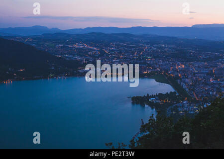 Annecy paesaggio panoramico, la Francia, il paesaggio con le luci della notte Foto Stock