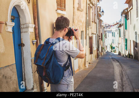 Viaggi turistici fotografo tenendo la foto della strada con fotocamera reflex digitale, fotografia punto di vista Foto Stock