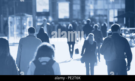 La folla di gente che camminava per strada, abstract irriconoscibile gruppo misto di uomini e donne Foto Stock