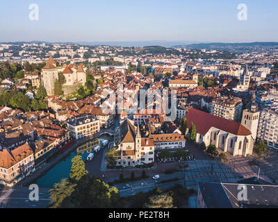 Antenna vista panoramica della città di Annecy, Francia, architettura storica del centro storico, il bellissimo paesaggio urbano Foto Stock