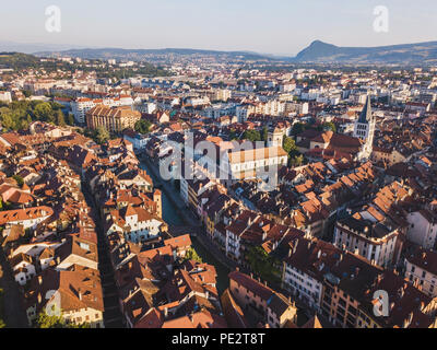 Antenna vista panoramica della città di Annecy e il fiume Thiou, Francia, pietra miliare storica architettura del centro storico e bellissimo paesaggio urbano Foto Stock